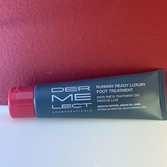 DERMELECT Runway Ready Luxury Foot Treatment - Picture 2 of 5